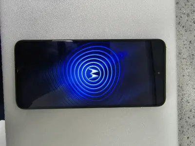 Smartphone Motorola con cámara dual 50MP - miniatura 2