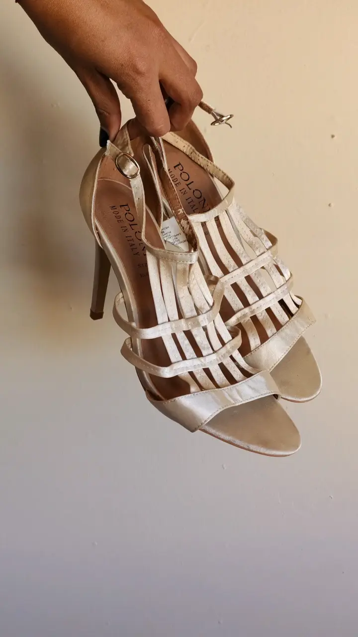 Sandalias de tacón alto doradas Poloni - 2