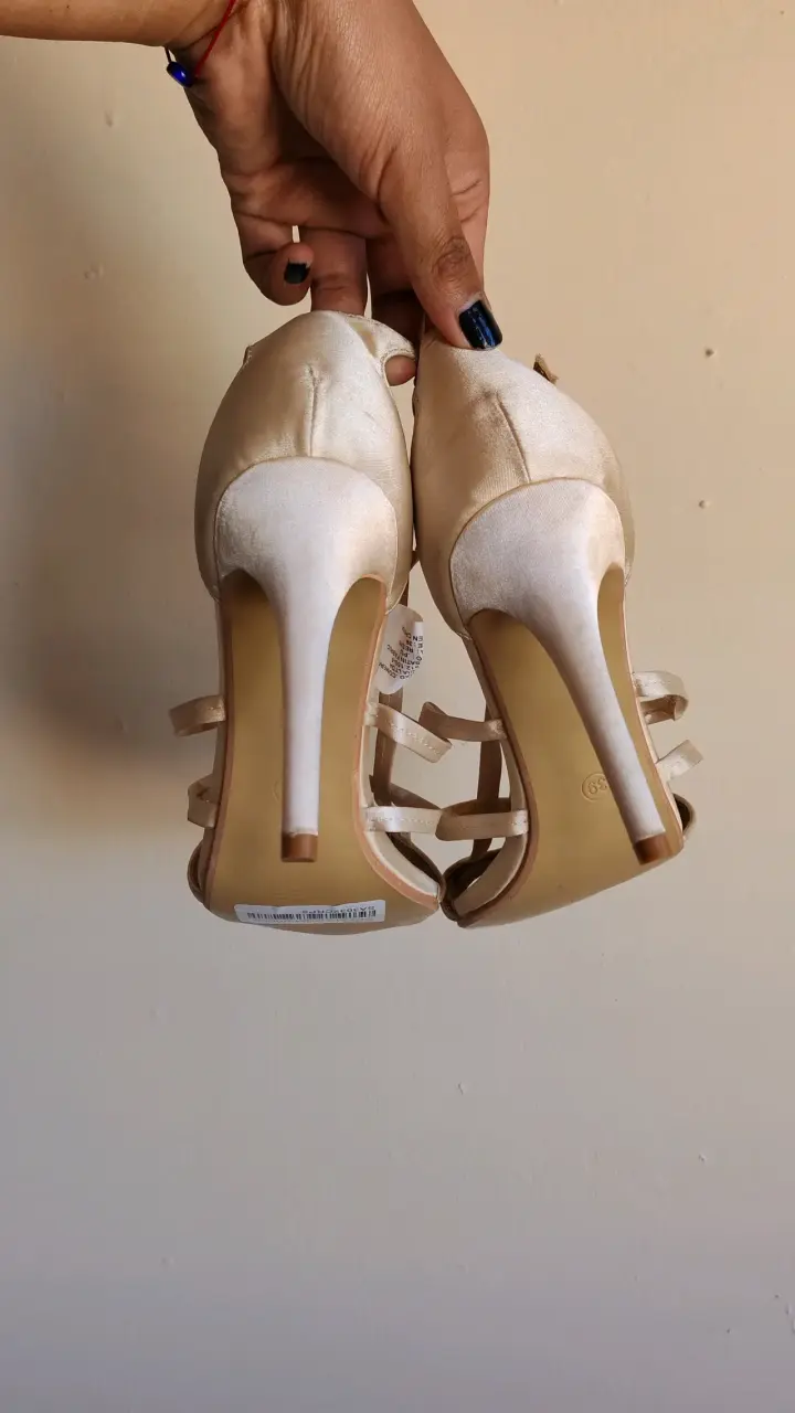 Sandalias de tacón alto doradas Poloni - 3