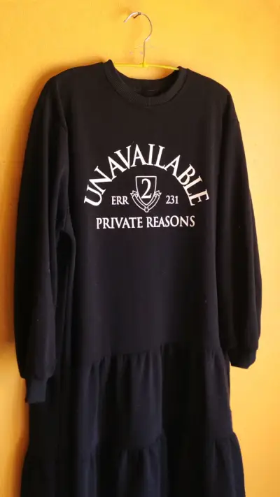 Vestido negro con estampado 'Unavailable' - miniatura 1