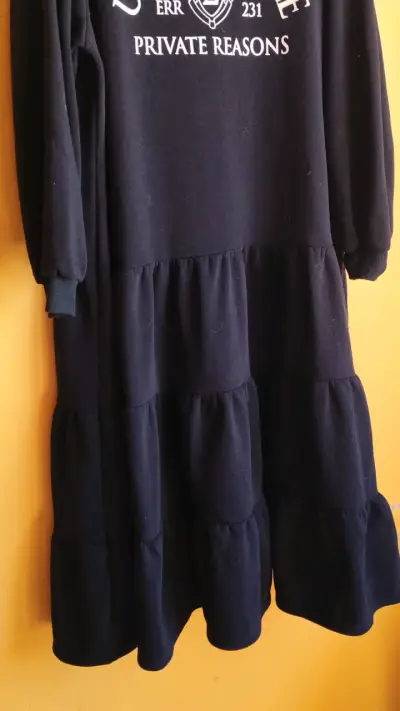 Vestido negro con estampado 'Unavailable' - miniatura 3