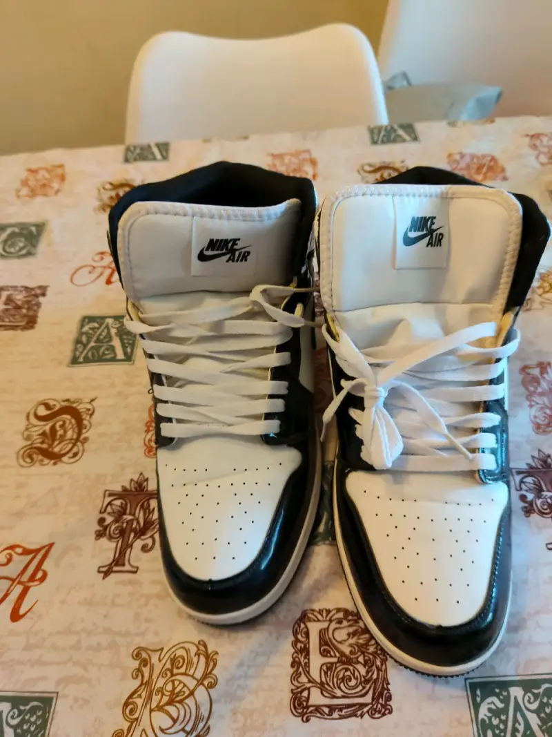 Zapatillas Nike Air blancas y negras - 1