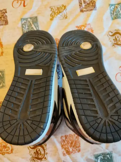 Zapatillas Nike Air blancas y negras - miniatura 3