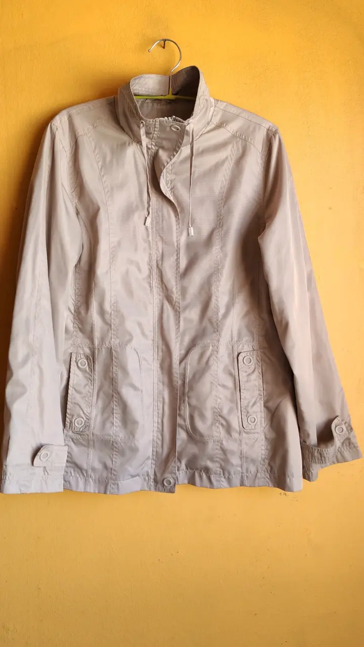 Chaqueta beige para mujer con bolsillos - 1