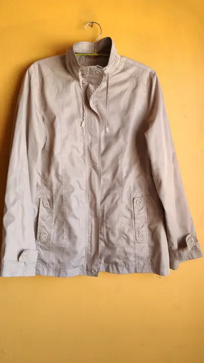 Chaqueta beige para mujer con bolsillos - miniatura 1
