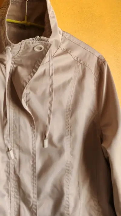 Chaqueta beige para mujer con bolsillos - miniatura 2