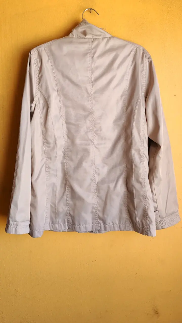 Chaqueta beige para mujer con bolsillos - 4