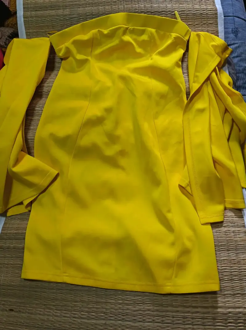 Vestido amarillo con hombros descubiertos