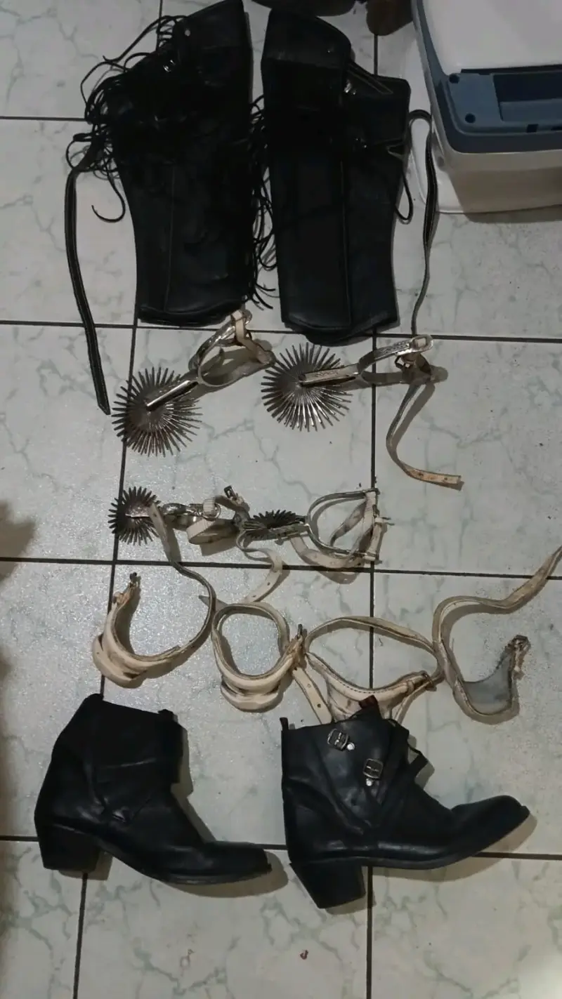 Equipo de equitación con espuelas y botas - 1