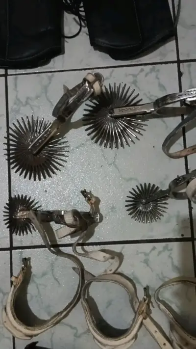 Equipo de equitación con espuelas y botas - miniatura 4