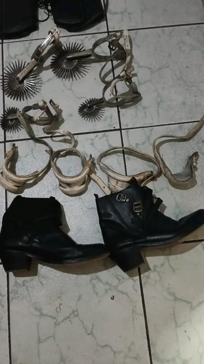 Equipo de equitación con espuelas y botas - 5