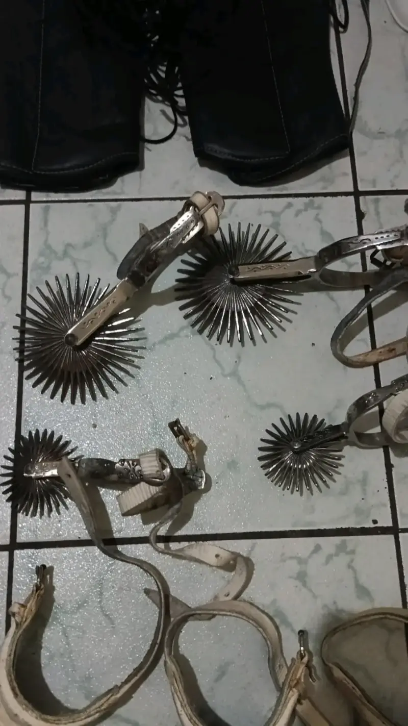 Equipo de equitación con espuelas y botas - 6