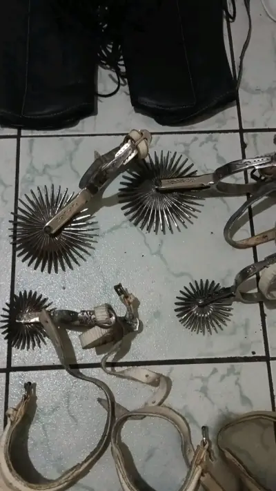 Equipo de equitación con espuelas y botas - miniatura 6