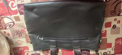 Maletín de cuero marrón con bolsillo exterior - miniatura 1