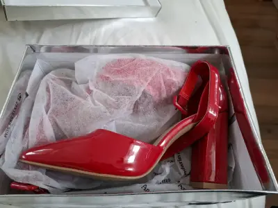 Zapatos de tacón rojo charol para mujer - miniatura 1
