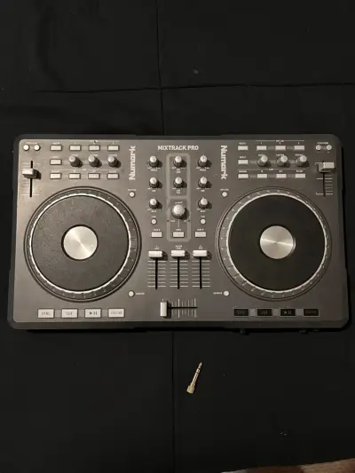 Controlador DJ Numark Mixtrack Pro - miniatura 1