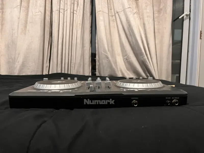 Controlador DJ Numark Mixtrack Pro - 2