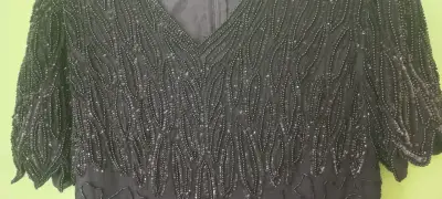 Vestido de fiesta negro con lentejuelas - miniatura 2