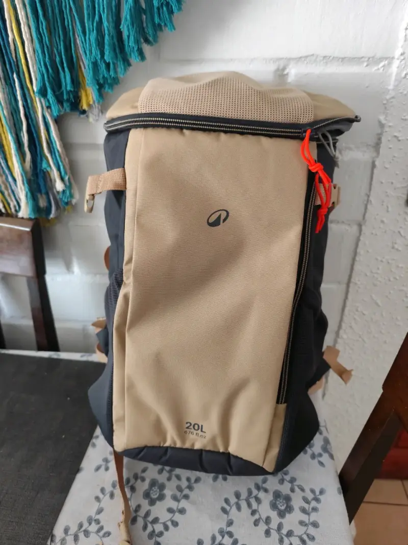 Mochila de senderismo 20L beige y negra - 1