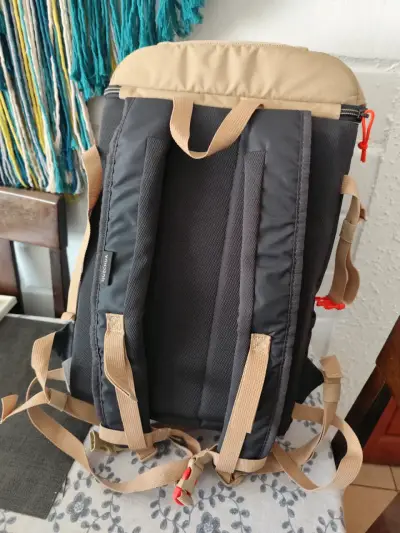 Mochila de senderismo 20L beige y negra - miniatura 5