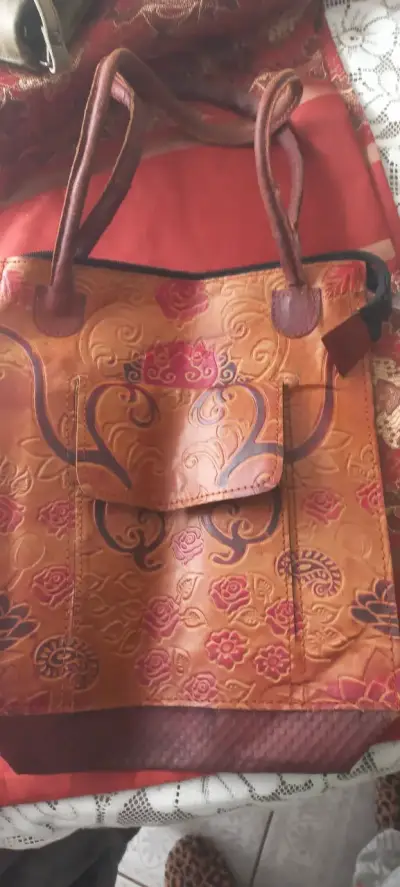 Bolso de cuero grabado artesanal - miniatura 1