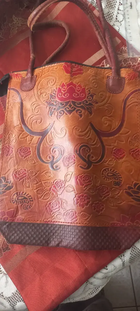 Bolso de cuero grabado artesanal - 2