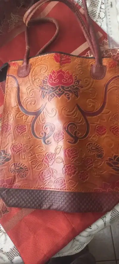 Bolso de cuero grabado artesanal - miniatura 2