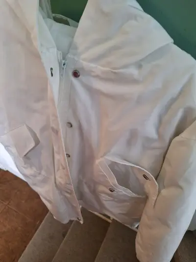 Chaqueta Blanca Impermeable con Capucha - miniatura 1