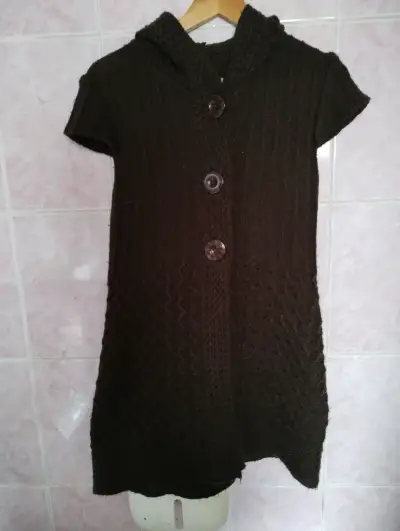 Vestido tejido marrón con capucha y botones - miniatura 1
