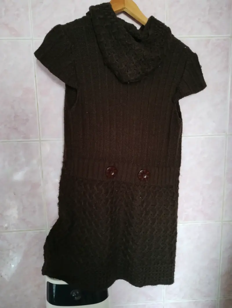 Vestido tejido marrón con capucha y botones - 2