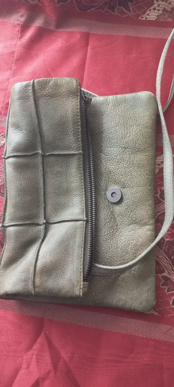 Cartera de cuero verde con diseño acolchado - 1