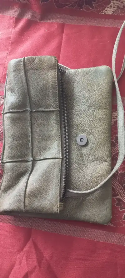 Cartera de cuero verde con diseño acolchado - miniatura 1