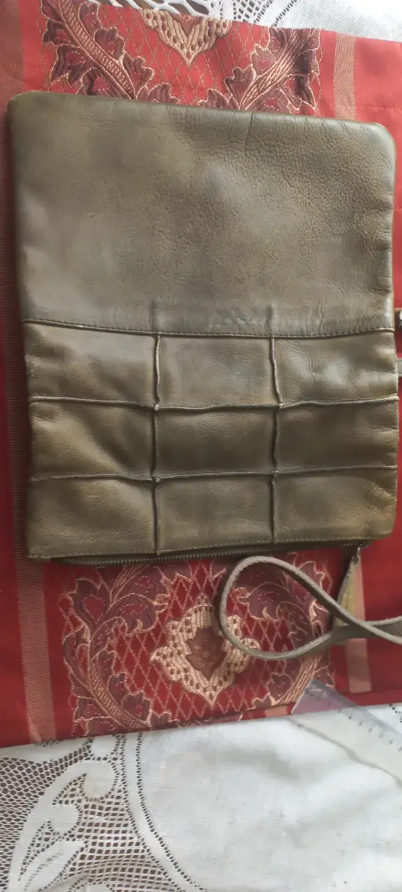 Cartera de cuero verde con diseño acolchado - 2