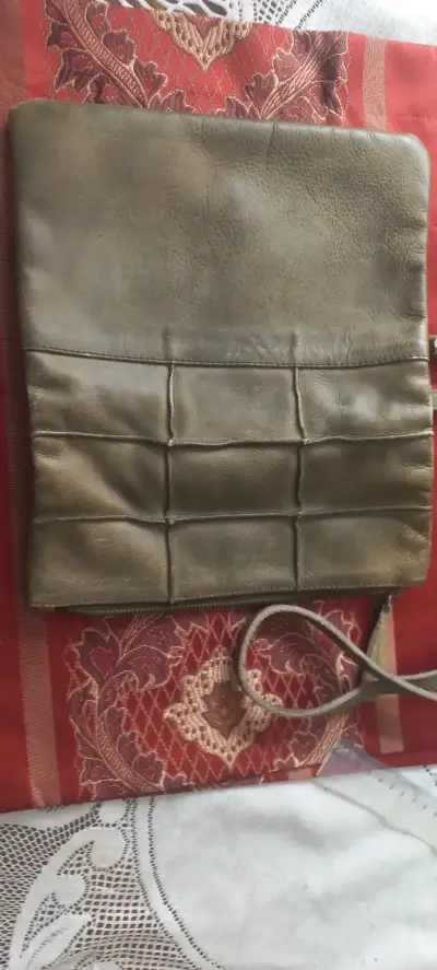Cartera de cuero verde con diseño acolchado - miniatura 2