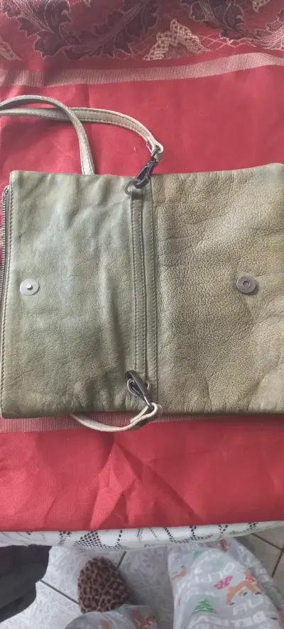 Cartera de cuero verde con diseño acolchado - miniatura 3