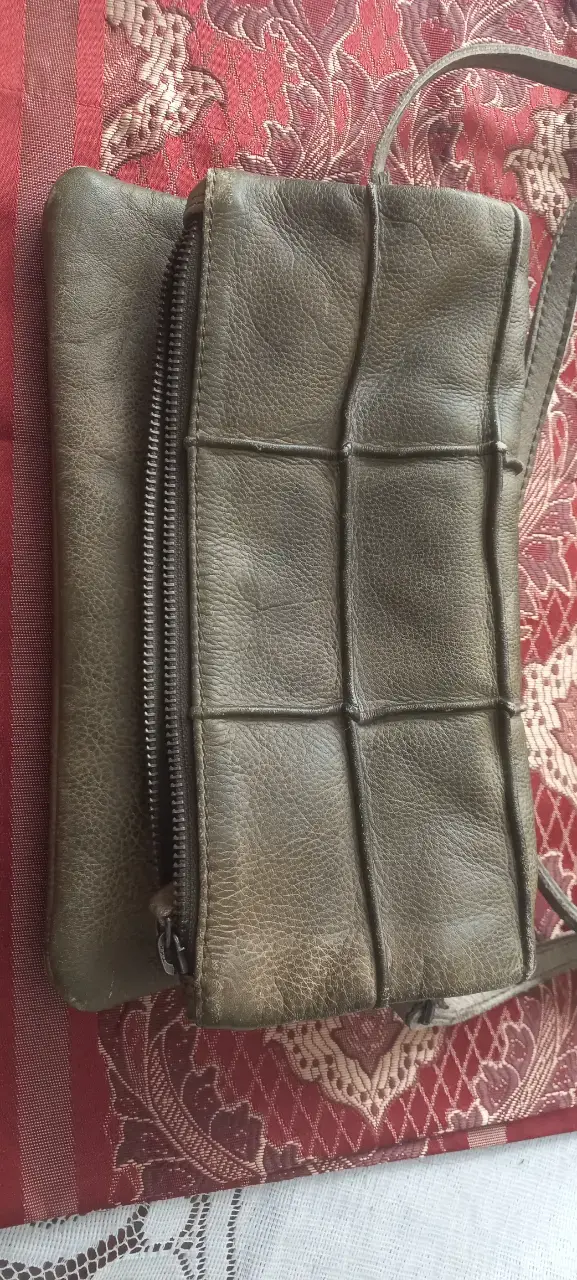 Cartera de cuero verde con diseño acolchado - 4