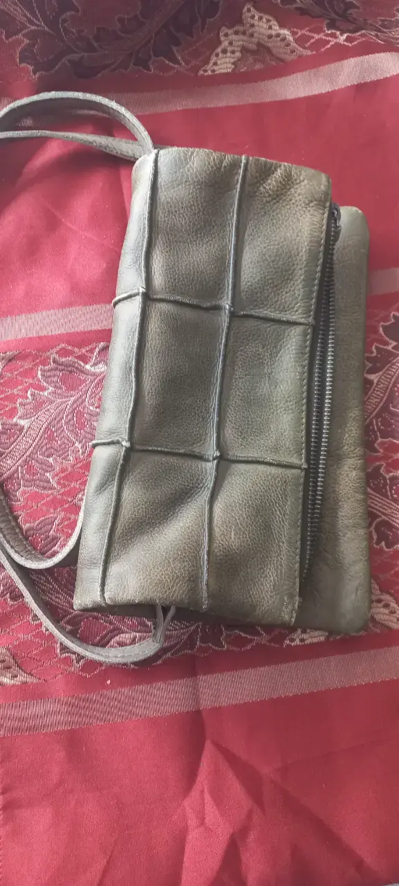 Cartera de cuero verde con diseño acolchado - 5