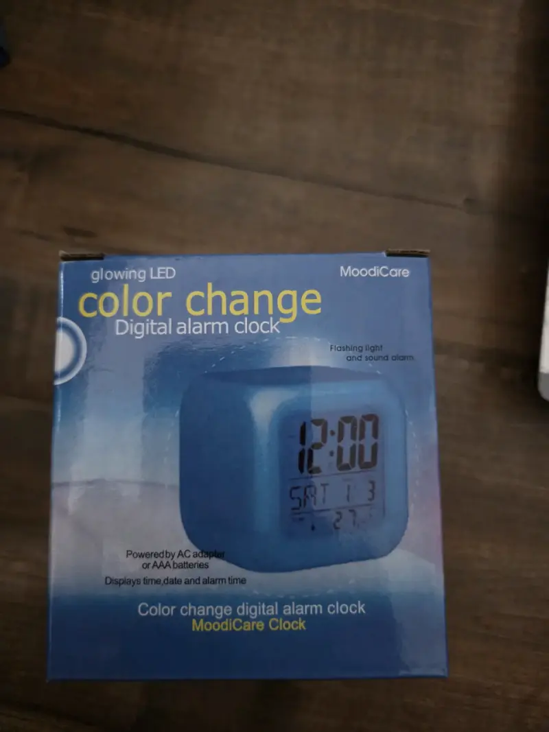 Reloj despertador digital MoodiCare con cambio de color
