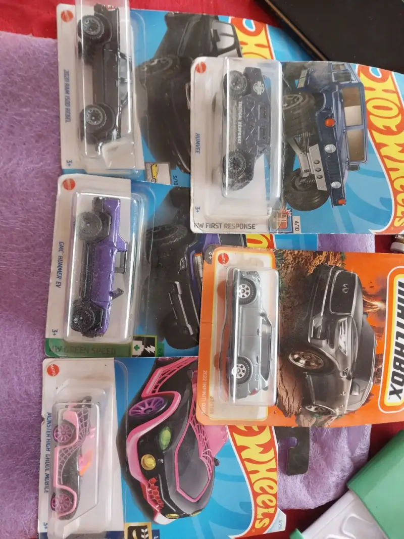 Lote de autos de juguete Hot Wheels y Matchbox - 2
