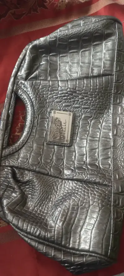 Cartera de mano plateada Nicole Miller elegante - miniatura 1