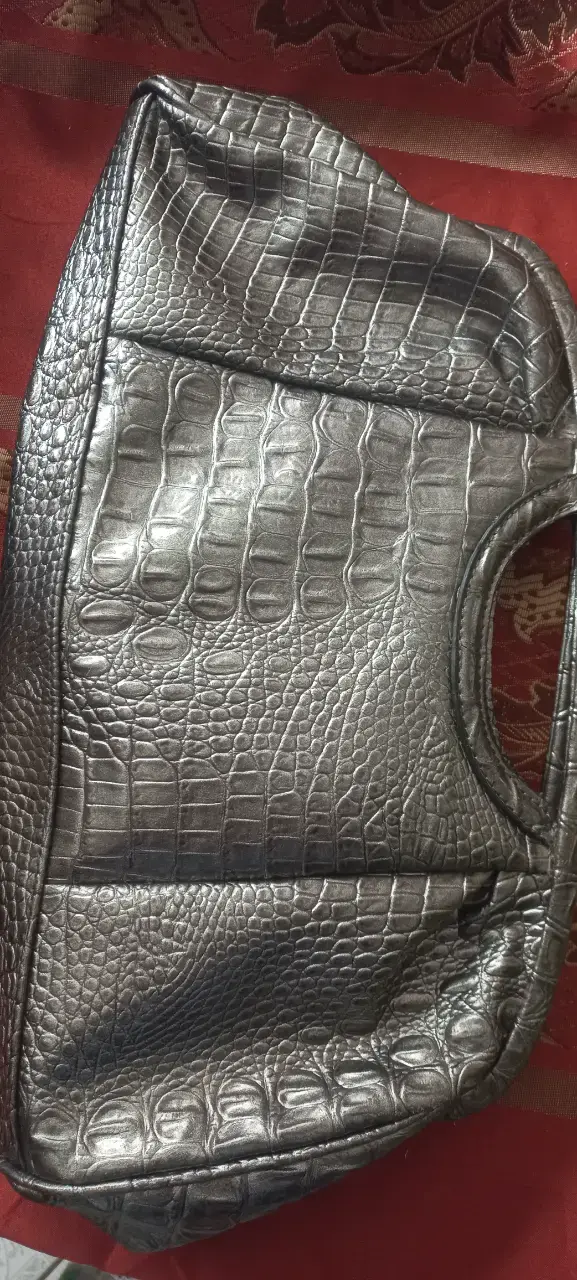 Cartera de mano plateada Nicole Miller elegante - 2