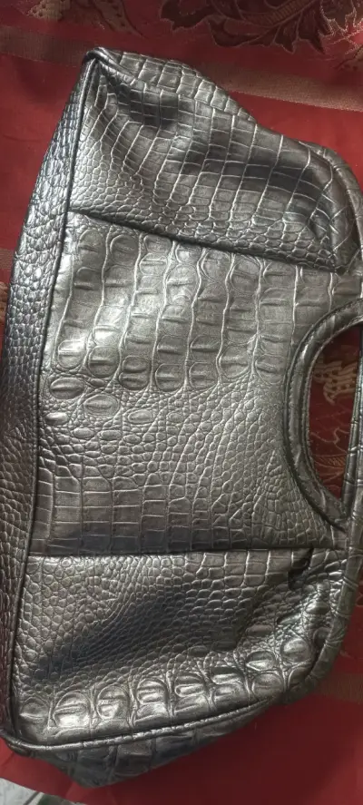 Cartera de mano plateada Nicole Miller elegante - miniatura 2