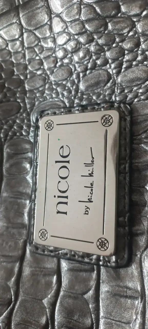 Cartera de mano plateada Nicole Miller elegante - 3