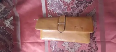 Cartera de cuero marrón con cierre - miniatura 1