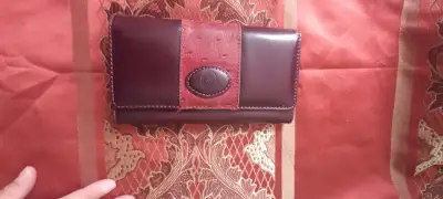 Billetera de cuero color burdeos con múltiples compartimentos - miniatura 1