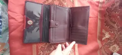 Billetera de cuero color burdeos con múltiples compartimentos - miniatura 2
