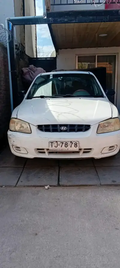 Auto Hyundai blanco en buen estado - miniatura 1