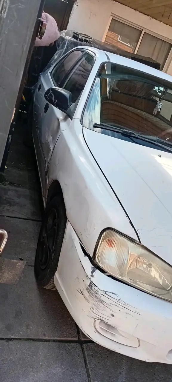 Auto Hyundai blanco en buen estado - 2