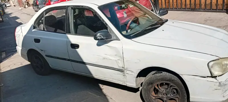 Auto Hyundai blanco en buen estado - 3