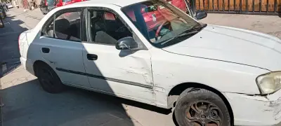 Auto Hyundai blanco en buen estado - miniatura 3